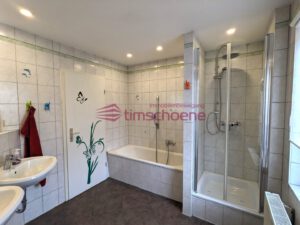 Badewanne und Dusche