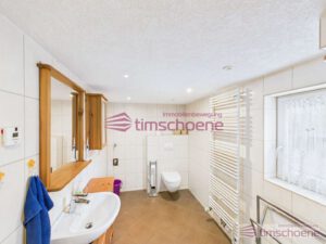 Badezimmer im Untergeschoss