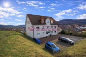 Haus mit Parkplätzen