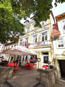 Vorderhaus - außen, Sportsbar