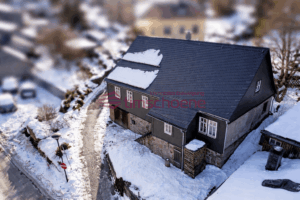 Strassenansicht mit externen Parkplatz