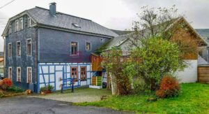 Rückansicht-Hof Sommer
