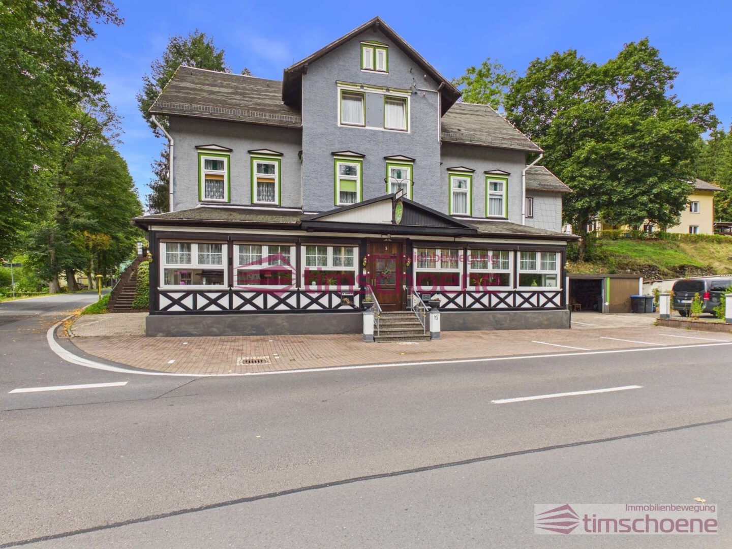 Ein Ort für Ihre Vision: Hotel mit Eigentümerwohnung in Schwarzmühle 2 Frontansicht